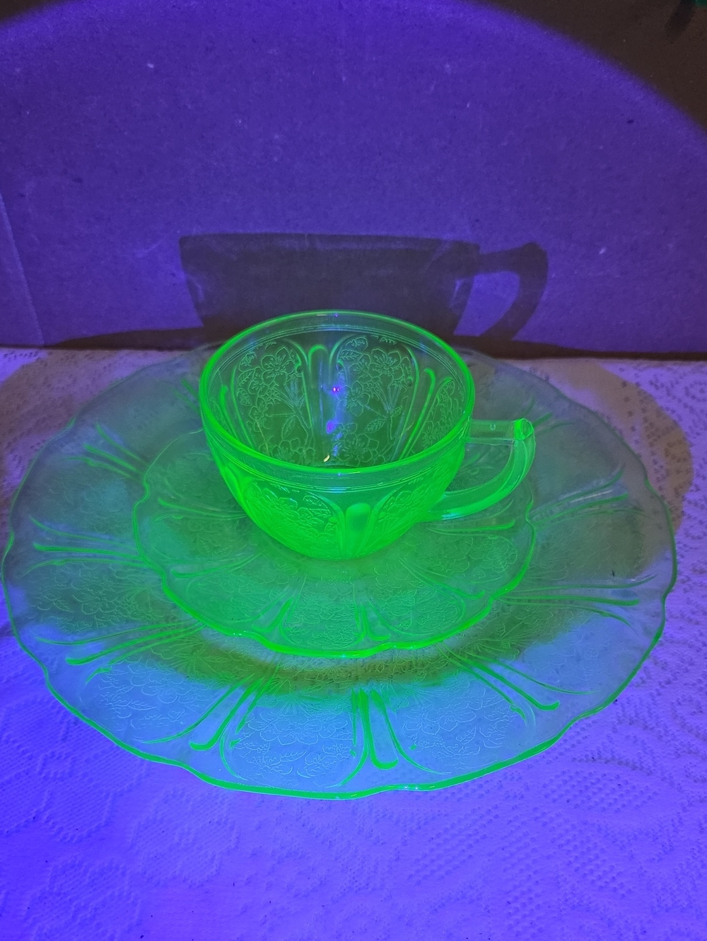 Uranium Glow Green Glass Jeannette Cherry Blossom 3 pc Set